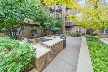 Quaint Courtyard With Bbq Area at Elizabeth Square, Charlotte, 28204